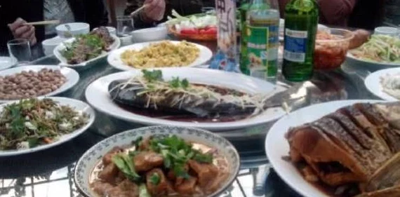 枫被派和嫌弃的部长一起去出差旅，疯狂购物、美食体验、景点游览应有尽有