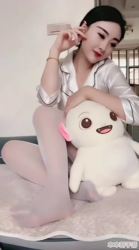白丝美女啪啪啪：绝美身材让人陶醉，精彩表现令人惊艳