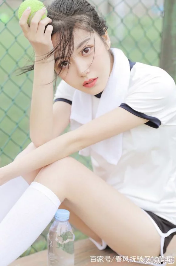 白丝校花 扒开美腿甜美的图片，清新可人，散发出青春活力和迷人魅力