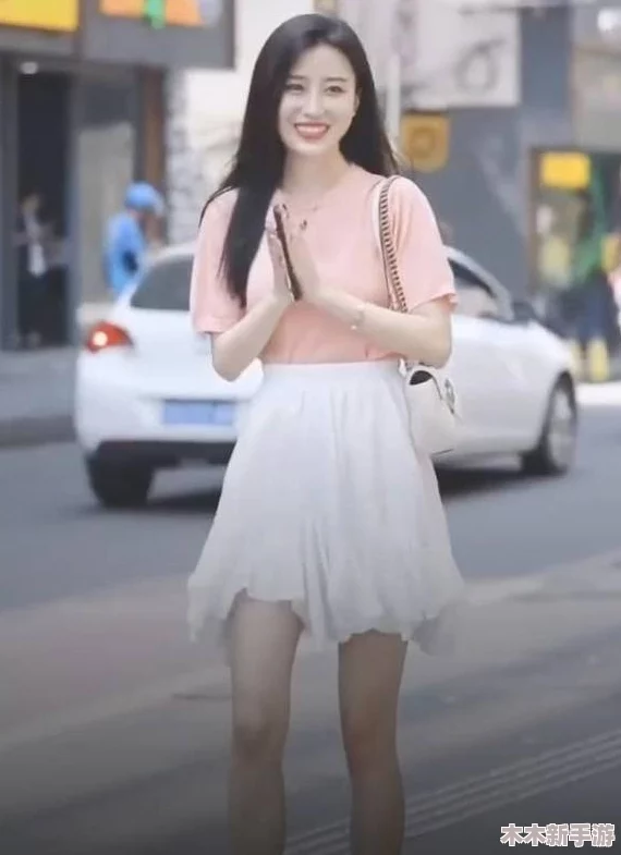 把白丝校花的魅力与气质完美结合，展现青春活力与时尚风范