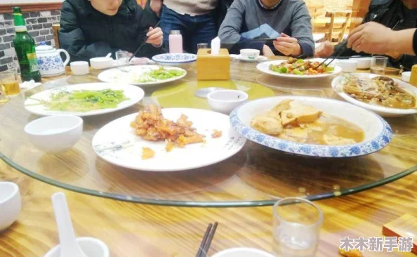 银行行长张子来家里吃饭，亲友齐聚共享美食与温情时刻