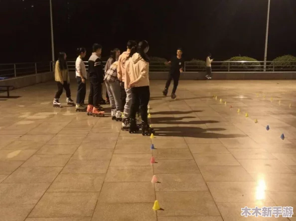 男生女生一起相嗟嗟嗟轮滑，感受青春活力与友谊的无限魅力！