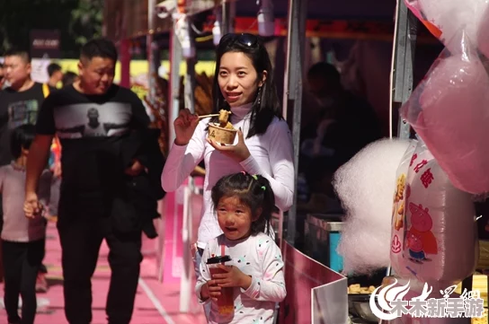 售票员用b验票小镇墨，畅游奇幻世界的神秘之旅与美食盛宴