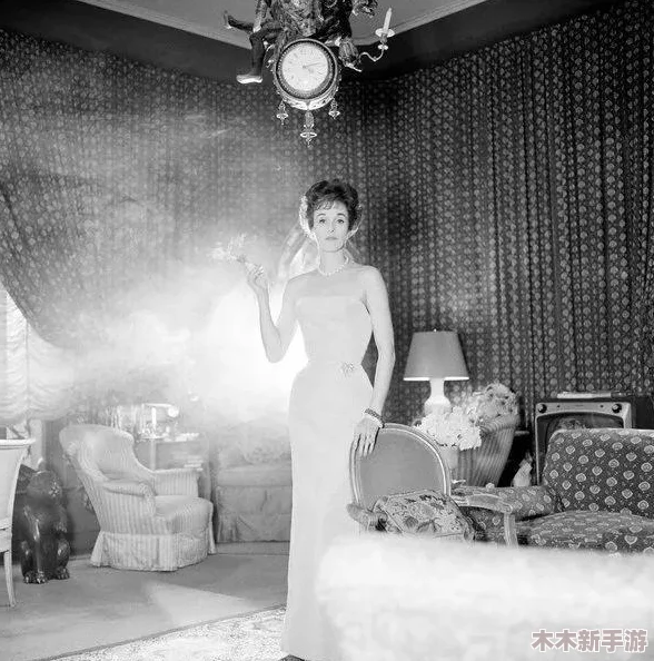 白丝被扒腿，热议背后的故事与潮流文化的碰撞引发网友热烈讨论