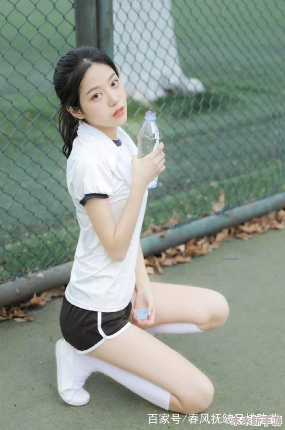 白裤美女校花扒开腿甜美，让人心动不已