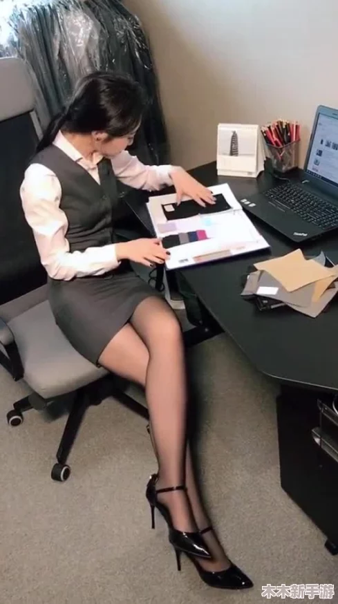 香艳职场客服喷水6.17：独具魅力的工作氛围，让人心旷神怡