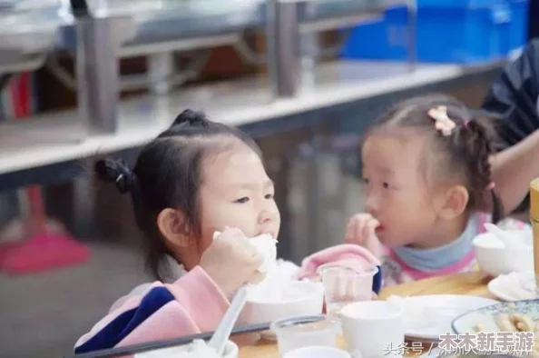 一小孩子和女孩吃困吧，分享快乐时光与童趣的美好瞬间