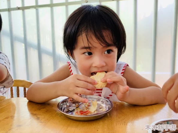 一小孩子和女孩吃困吧，分享快乐时光与童趣的美好瞬间