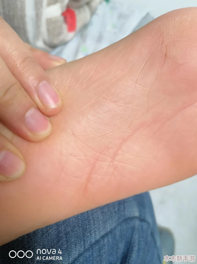固定手脚的痒女生的脚心，令人心疼又好奇，她是如何应对这种不适的呢？