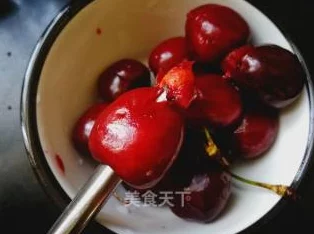 蜜汁樱桃产奶 苦咖啡：独特风味交织，令人回味无穷的美食体验