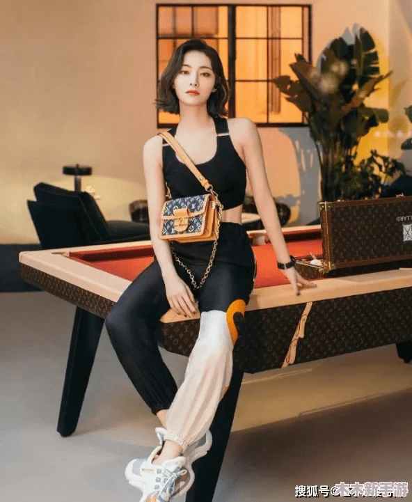 美女迈开腿就开始打扑克，绝对是一场视觉盛宴和智力挑战