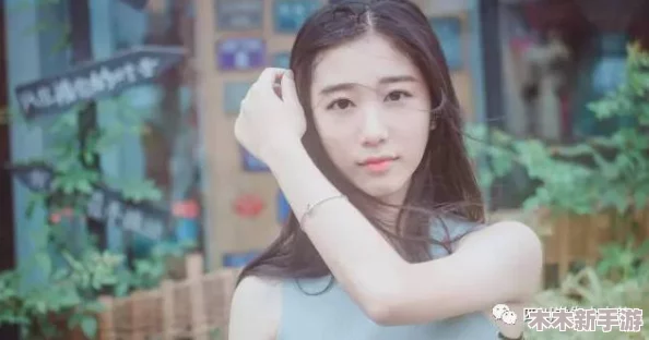 极品白丝校花：清纯与性感的完美结合，令人心动不已的校园女神