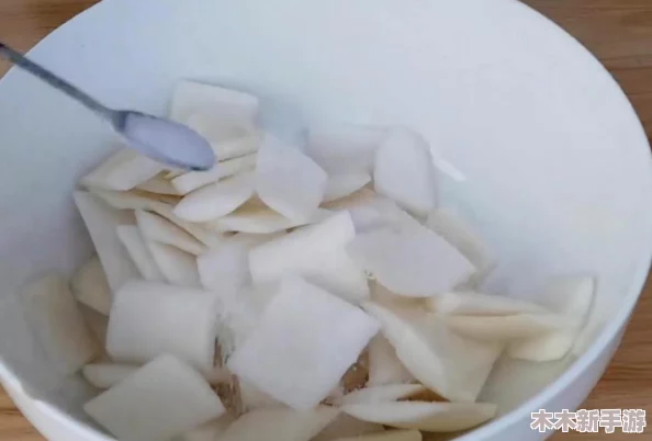 小孩半夜喂姐姐吃萝卜好吗？专家解答：需谨慎选择时间和食材