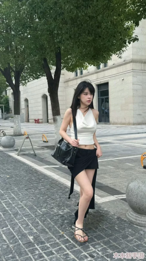 众筹李丽莎对镜子大尺度喷水，火爆网络引发热议