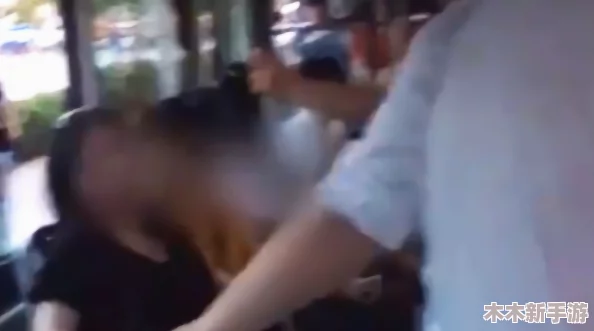 在公车上露着奶被男人玩！女子遭性骚扰视频曝光引热议