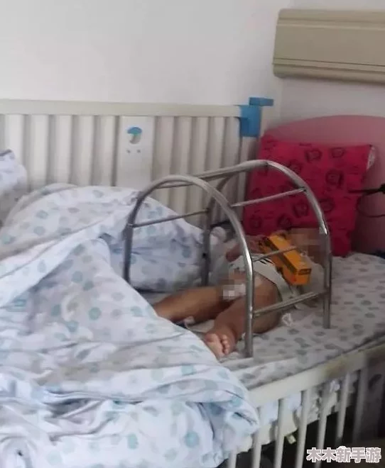 小孩穿着开裆裤躺在床上大腿就蹦，童真无邪的快乐溢满整个房间