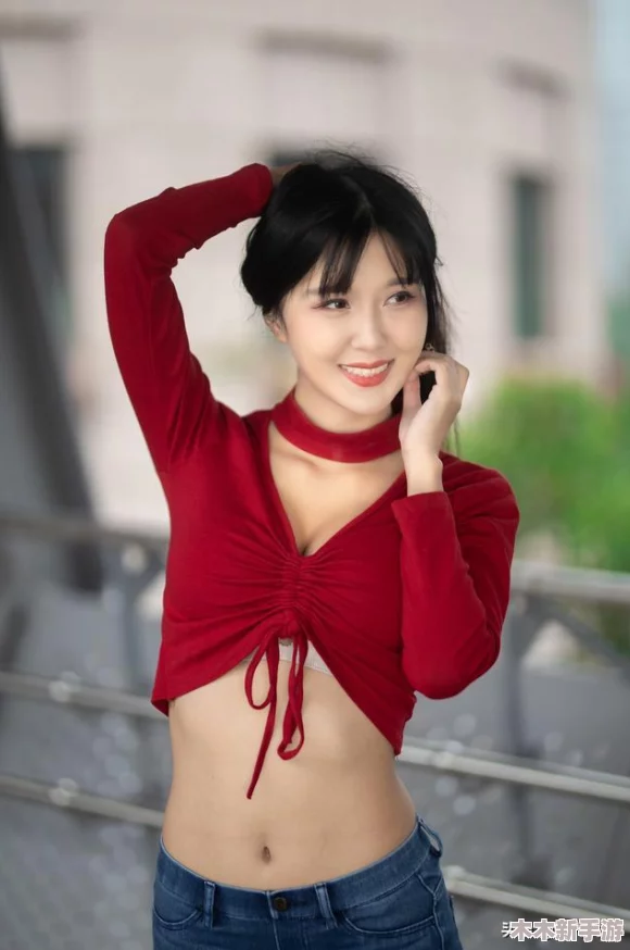 张筱雨两腿之间玉门大开，展现出迷人的韵味与不可抵挡的魅力，令人陶醉不已