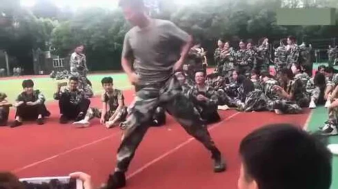 和教官啪啪高潮做到腿软，网友热议：这段经历让人欲罢不能，真是青春的疯狂与激情！