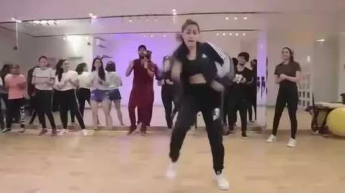 嘿呦一二呦：这首歌旋律动感十足，令人忍不住跟着节奏舞动，充满活力与乐趣！