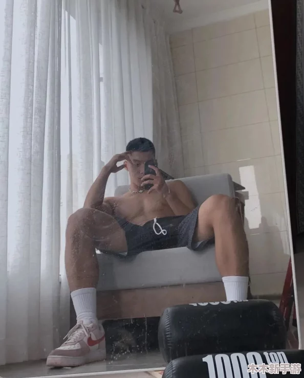 体育生+Gay+白袜+自慰：在运动与欲望交织的世界中，寻找自我认同与激情释放