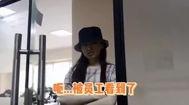 班长当众露出奶子，令人震惊的举动引发全场哗然与热议，究竟背后隐藏着怎样的故事？