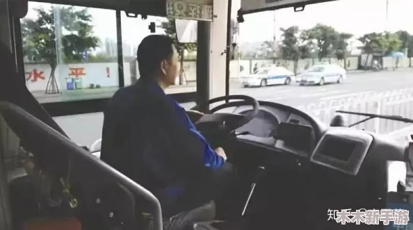 公交车上拨出来我是小，展现了城市生活中的温暖与人性光辉，让人感受到人与人之间的真情