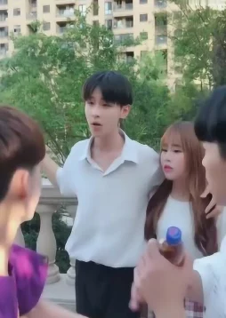 女流氓舔男生坤坤，令人震惊的行为引发热议与争议，社会风气亟待反思