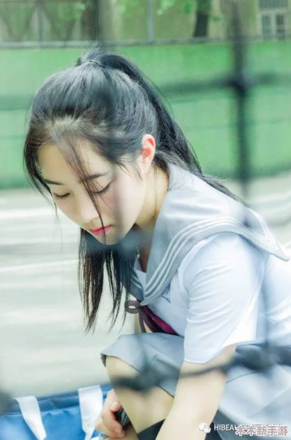 公车系强女奷校花雪柔图片，校园爱情与青春热血的交织瞬间