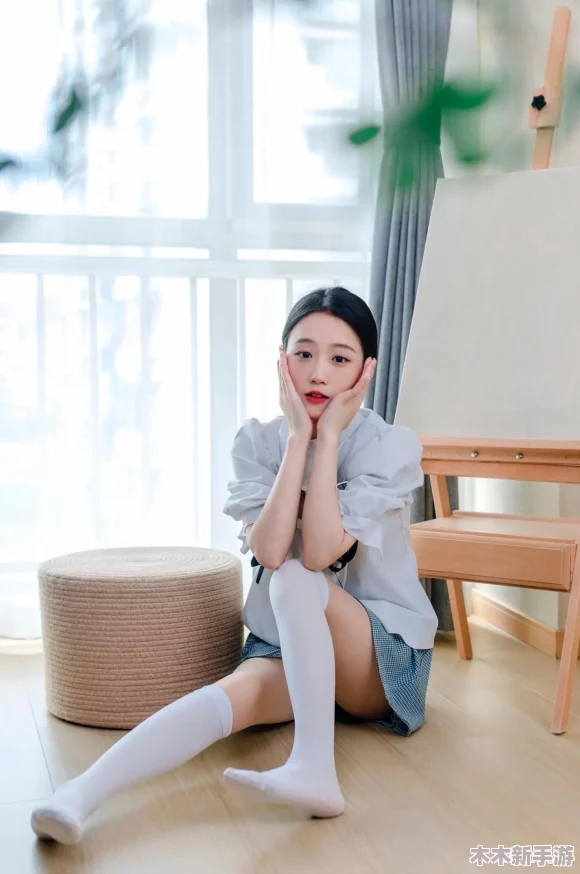 九色丨9lpoNY丨白丝 ｜ 轻奢时尚与潮流文化的完美融合，尽显个性魅力与青春活力