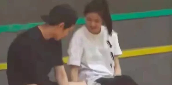 两个裸男互摸互吃互碰jiji 网友热议：这场面真是让人目不暇接，欲罢不能！