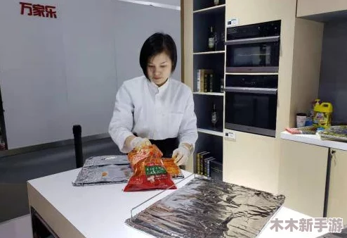 女生给男生看自己的小笼包，一段甜蜜互动在热气腾腾的蒸汽中升温，引发温馨共鸣与碰撞