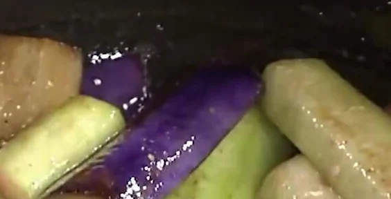 “丝瓜草莓小猪鸭脖视频”:网友热评揭示生活乐趣,浑然天成的美味与创意碰撞! “丝瓜草莓小猪鸭脖视频”:网友热评揭示生活乐趣,浑然天成的美味与创意碰撞!