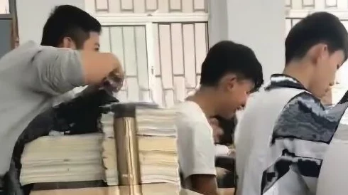 男同桌上课用舌头进去了好爽，实在是太过分了！