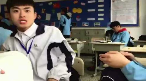 男同桌上课用舌头进去了好爽，实在是太过分了！