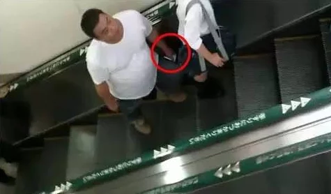 六月近距离偷拍KV女厕：震撼！细节揭秘，令人不忍直视