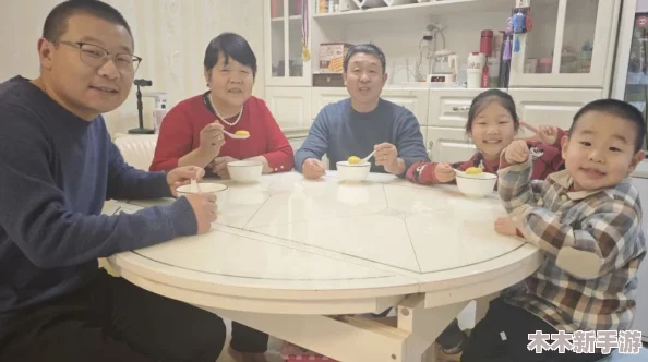 “三口齐进”——家庭团聚的温暖，共享美食与快乐时光的完美体验
