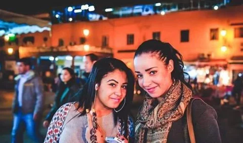 女子初尝黑人第一次，感受异国风情与文化碰撞的奇妙体验，让人心跳加速的冒险之旅