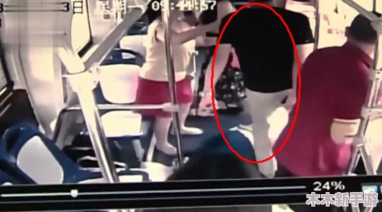 女子公交遇到咸猪手却很配合，网友热议：这是什么神仙操作？