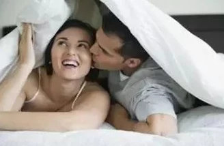 吃奶男女在床上玩刺激作用，性爱技巧大揭秘