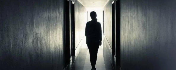 “Another Girl in the Wall： 探索隐秘情感与孤独旅程下的心声与灵魂深处的共鸣”