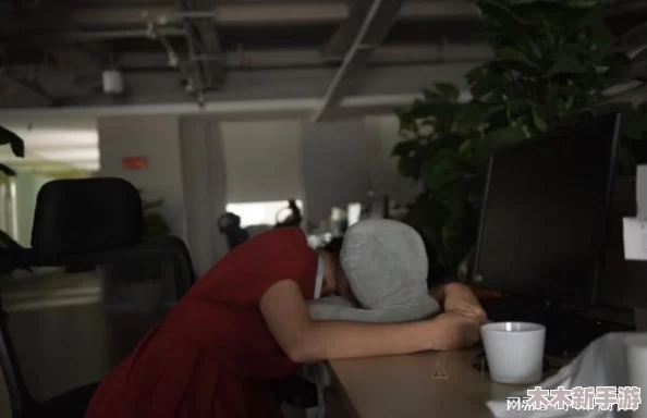 办公室H1v1吃奶：一场让人意想不到的职场体验，挑战你的舒适区与职业道德！