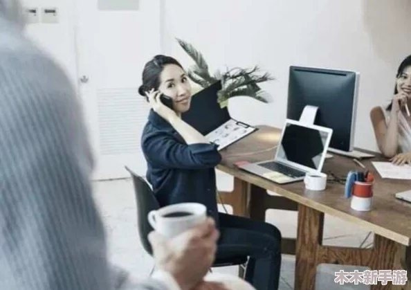 办公室H1v1吃奶：一场让人意想不到的职场体验，挑战你的舒适区与职业道德！
