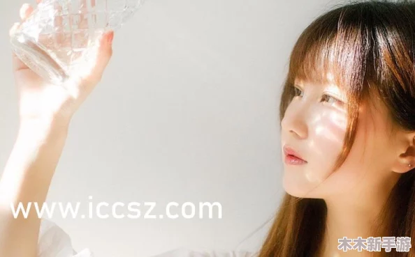 女生迈开腿打扑克，性感诱惑让人心跳加速