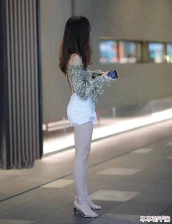 女生穿白丝扒开腿，展现优雅气质与时尚魅力，引领潮流新风尚的完美搭配