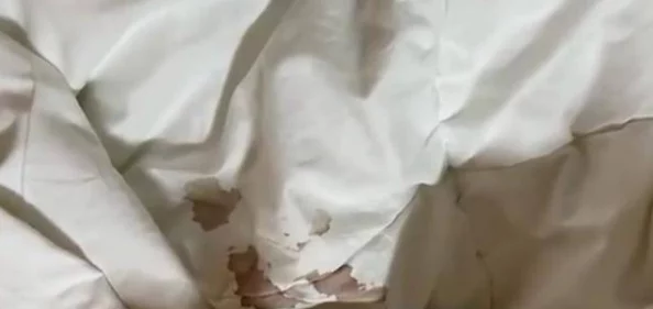 伽罗躺床被c出白液体，网友热议其背后故事，究竟发生了什么神秘事件？