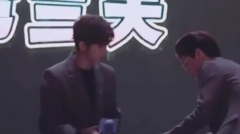 两个男生互玩对方的坤坤，感受青春热血与友谊的无限可能性
