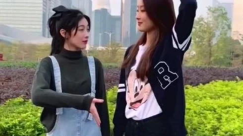双胞胎通感夹心不敢开腔 心有灵犀却难言 姐妹俩陷入沉默漩涡