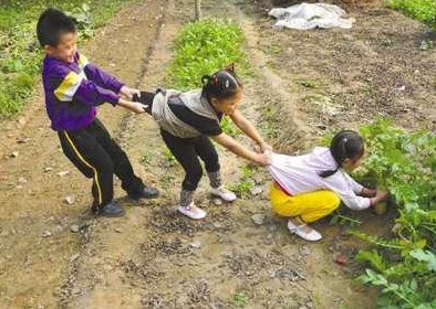 女生迈开腿拔萝卜：惊险刺激的农村生活趣事，笑点十足让人捧腹大笑