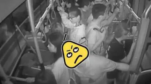 公交车上被轮奸！女子遭多名男子性侵，监控曝光引发网友热议