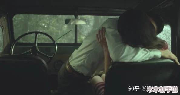 公交车上的高潮：当城市脉搏与欲望交织,一场意外的狂欢即将上演